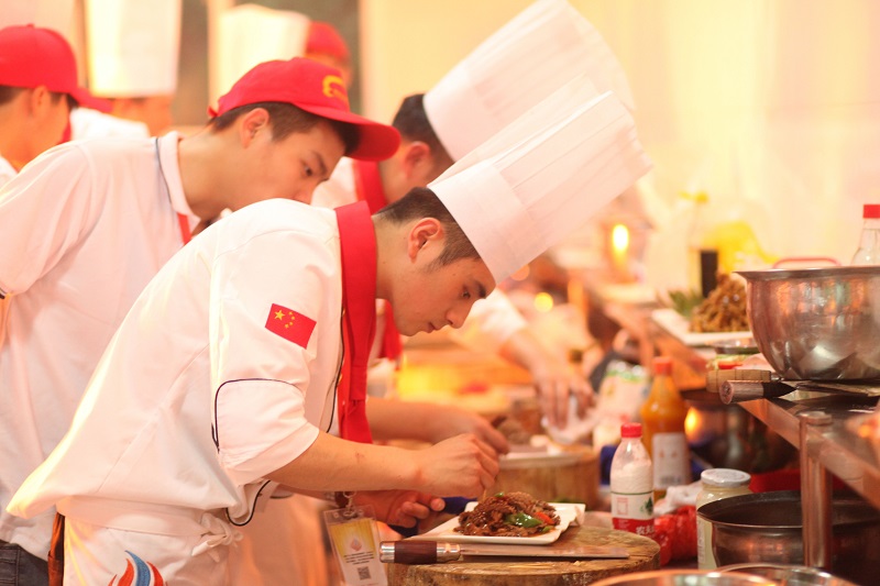 珠海新东方烹饪学校_职业教育“无声的宣告”：学做菜也能传递人生“正能量
